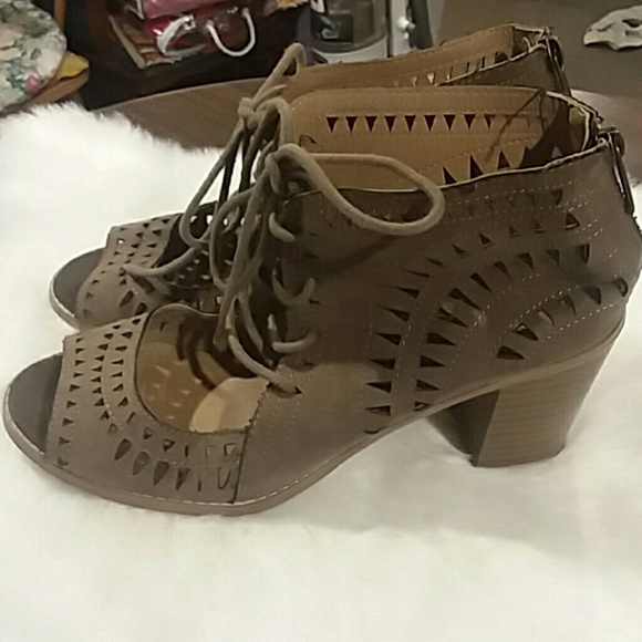 Canyon River Blues Cutout Shooties - Picture 3 of 8